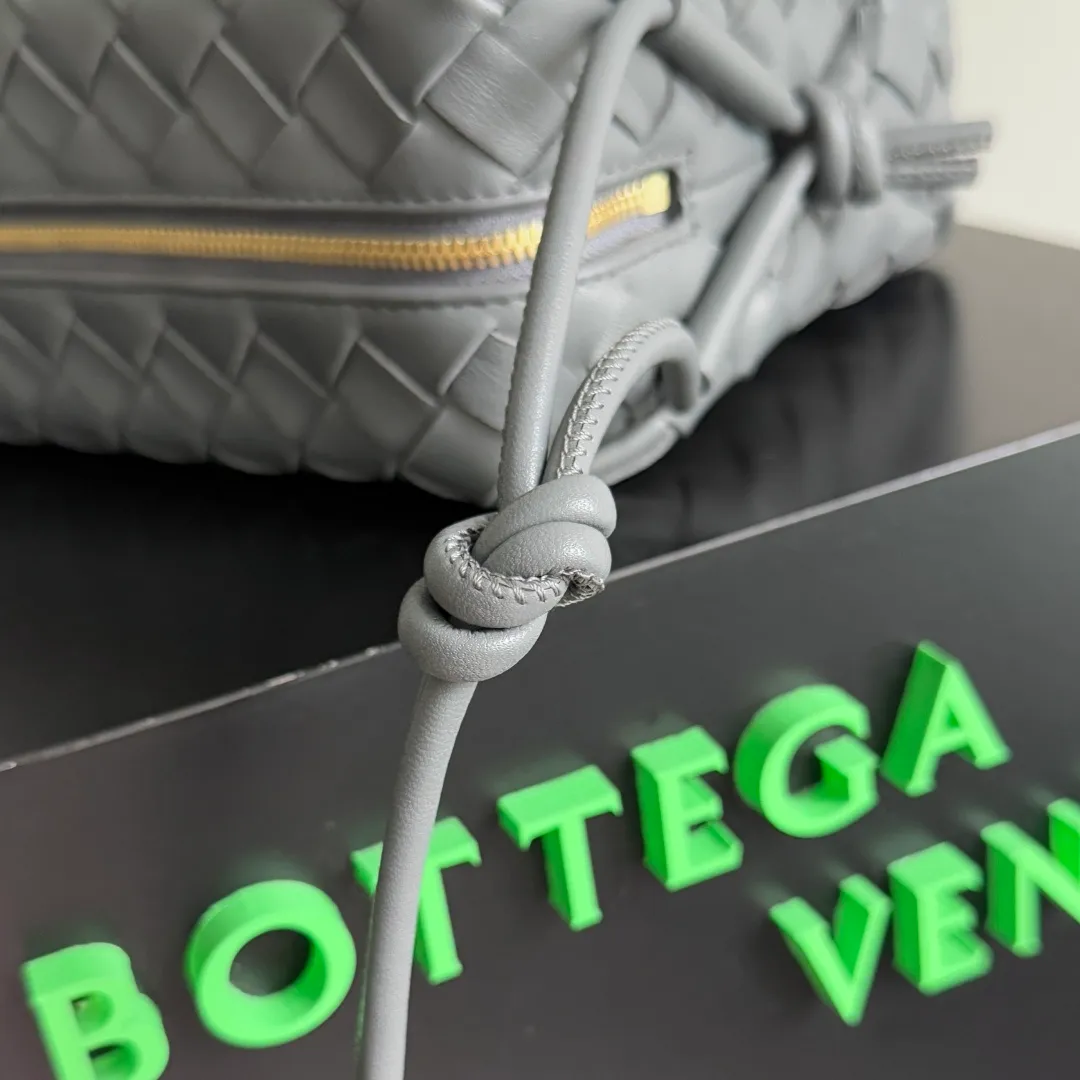 Batch 1260 𝗕𝗼𝘁𝘁𝗲𝗴𝗮 𝗩𝗲𝗻𝗲𝘁𝗮———— The latest version of the loop camera bag💥 at BV’s King of Cost-Effectiveness counter, large woven texture➕As always, ultra-high-quality lambskin, with zippers and adjustable drawstrings, it is especially suitable for the belly💫It can hold anything, and it is very light in weight, suitable for🈴️girls of all ages, size: 22*15*8cm, style number: 680255